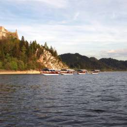 CZORSZTYNIANKA gondolbåt kryssningar på sjön Czorsztyńskie boende JĘDRUŚ Polen Pieniny